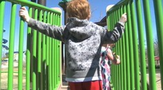 Muž prilepil na ihrisko desiatky žiletiek. V nemocnici je malé dieťa