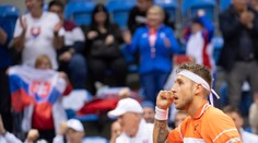 Slovenskí tenisti si už vyskúšali dvorec v Číne a zvykajú si na náročné podmienky. Tvrdý povrch Molčanovi sedí