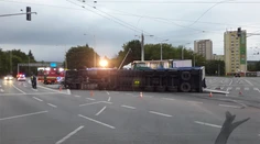 Na frekventovanej križovatke v Prešove sa zrazili dva kamióny, jeden sa prevrátil