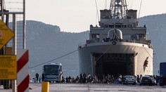 Stovky migrantov ubytujú v hoteloch, ktoré sa uvoľnili po sezóne