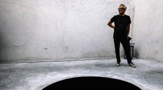 Turista spadol v múzeu do 2-metrovej diery. Má to byť umelecké dielo