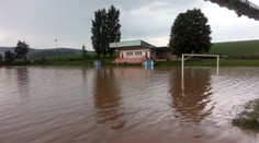 OBRAZOM: Záplavy v obci Kočín. Z futbalového ihriska je bazén