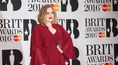 Móda z Brit Awards: Adele zatienila Rihannu aj ostatné štíhle kolegyne
