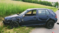 Mladík šoféroval bez vodičáku a s drogami v tele. Spolujazdkyňu (20) bral vrtuľník, sám sa vážne zranil