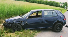 Mladík šoféroval bez vodičáku a s drogami v tele. Spolujazdkyňu (20) bral vrtuľník, sám sa vážne zranil