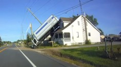Bizarná dopravná nehoda: Kamión narazil do stĺpa a skončil na streche rodinného domu