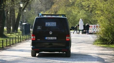 Desivý incident v centre Mníchova: Muž vytrhol rodičom z rúk syna a vrhol sa s ním pod auto