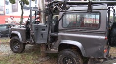 Cesta terénneho auta v Leviciach sa skončila predčasne. Pristáli v stĺpe