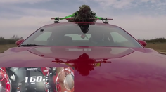 Najrýchlejší vianočný stromček? Rekordér ho viezol na aute pri rýchlosti 280 km/h