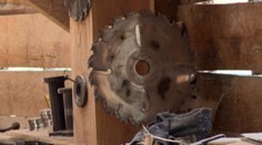 Vážny úraz na píle v Martine, robotníka prepichla ostrá doska