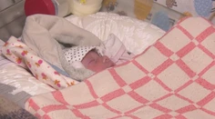 Ženy na Ukrajine rodia, aj keď z neba padajú bomby. Niektoré sa s deťmi nemajú kam vrátiť