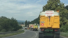 Protestná jazda farmárov vrcholí v Bratislave: Od štátu žiadajú, aby zastavil kupčenie s pozemkami