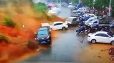 VIDEO: Masívny zosuv pôdy so sebou strhol celé parkovisko, pri nešťastí zahynul človek