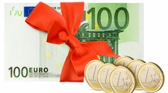 Vypočítali, akú sumu platí Slovák svojmu bankárovi