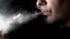 Muža zabila elektronická cigareta. Vybuchla mu v ústach, úlomky sa mu zabodli do lebky