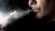 Muža zabila elektronická cigareta. Vybuchla mu v ústach, úlomky sa mu zabodli do lebky