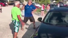 Muž rozbil balvanom cudzie luxusné auto. Bol v ňom uväznený pes