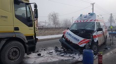 Medzi Nitrou a Topoľčanmi sa čelne zrazila sanitka s kamiónom