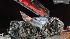 FOTO: Po silnom náraze to už ani nevyzeralo ako auto. Na Kysuciach vyhasol život mladého muža