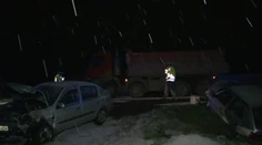 Cesta pri Oslanoch bola čisté klzisko. Na poľadovicu doplatili dve autá