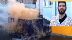 Muža v skafandri z mentolových cukríkov ponorili do kolového nápoja