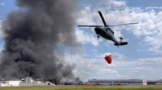 VIDEO: V Česku horí obrovská hala na výrobu plastov, pre hustý dym museli uzavrieť diaľnicu