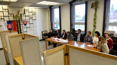 Výtržnosť vo volebnej miestnosti: Agresívny muž chcel odniesť urnu