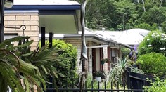 Nečakaná návšteva v dome seniorov. Zo strechy visel obrovský pytón žerúci jaštera