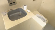 Sú v policajnej cele znesiteľné podmienky? Boli sme sa o tom presvedčiť na vlastnej koži
