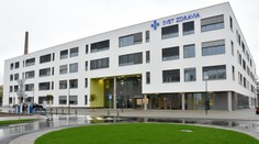 Muž v Michalovciach dostal v noci pred krčmou nožom do hrude, v nemocnici zormel