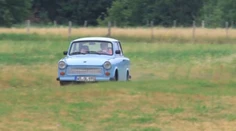 Plastová karoséria a nezabudnuteľný zvuk motora. Trabant má 60 rokov