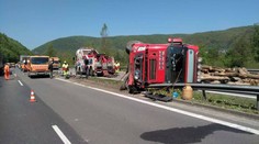 Zrážka auta a kamióna na R1: Zranila sa tehotná žena i partner, vodič auta vážne