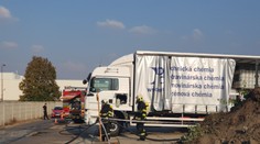 V Nových Zámkoch sa na cestu vylialo sto litrov kyseliny dusičnej