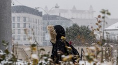 Západ Slovenska zasypal sneh. Meteorológovia ale upozorňujú, že už o pár hodín príde zmena