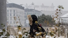 Západ Slovenska zasypal sneh. Meteorológovia ale upozorňujú, že už o pár hodín príde zmena