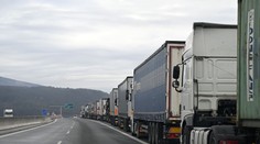 Dopravcovia hrozia blokádou na východnej hranici. Kamióny polícia odstavuje už na diaľnici D1