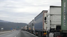 Dopravcovia hrozia blokádou na východnej hranici. Kamióny polícia odstavuje už na diaľnici D1