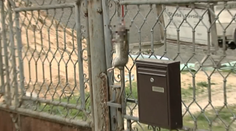 Muž našiel odkaz, z ktorého mrazí. Na plote mu visel zdochnutý potkan