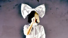 Sia bez parochne a len v bikinách. Toto stále ukrývala pod šatami?