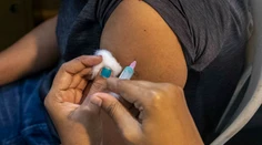 Na očkovanie prišiel s falošnou rukou, antivaxerovi pokus nevyšiel
