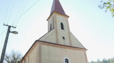 Kostol v Jankovciach je od zemetrasenia stále uzavretý. Veriaci sa modlia v kulturáku, dotácie sú zatiaľ v nedohľadne