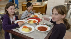 Rodičia si od nového roka priplatia za školské obedy. Niekde až 20 eur mesačne