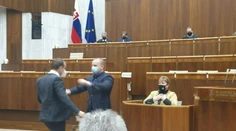 Mazurek strčil do poslanca Žiaka. Kotlebovci sa mu vraj vyhrážali, že doma nebude v bezpečí