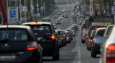 Pri ceste z Bratislavy treba počítať aj s hodinovými kolónami, v meste evidujú nehody