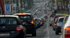 Pri ceste z Bratislavy treba počítať aj s hodinovými kolónami, v meste evidujú nehody