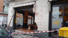 Vychutnávali si raňajky, v sekunde mohli byť mŕtvi. Do kaviarne vpálilo auto v obrovskej rýchlosti