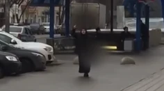 Žena, ktorá po Moskve chodila s odrezanou hlavou dievčatka, zostane vo väzbe