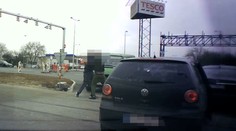 VIDEO: Najskôr trúbenie, potom päste. Na križovatke v Košiciach sa do seba pustili dvaja vodiči