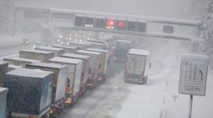 Diaľnice v Nemecku pre husté sneženie kolabujú, jedna vodička zomrela počas státia v zápche