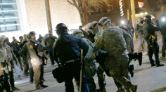 Polícia vo Fergusone zatkla v druhú, pokojnejšiu noc 44 ľudí
